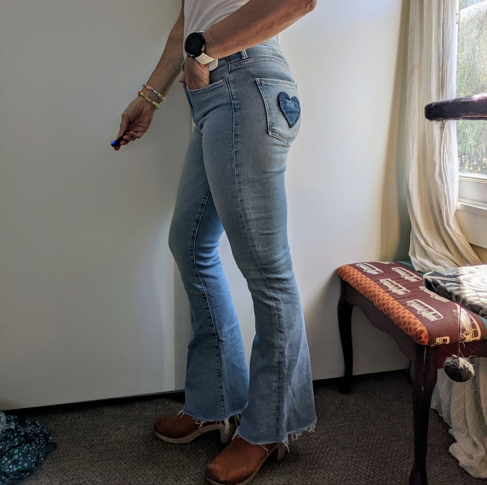 Mother Weekender Fray jeans in size 28 EUC with Heart pocket detail